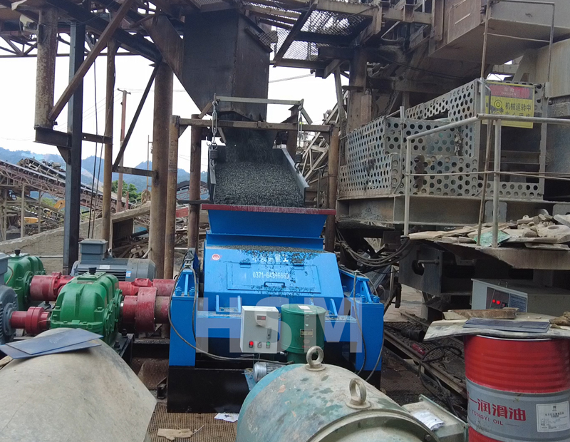 河卵石對輥制砂機(jī)多少錢一臺(tái)？