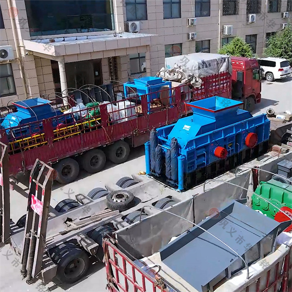 時產(chǎn)六十多噸左右的液壓對輥制砂機多少錢？