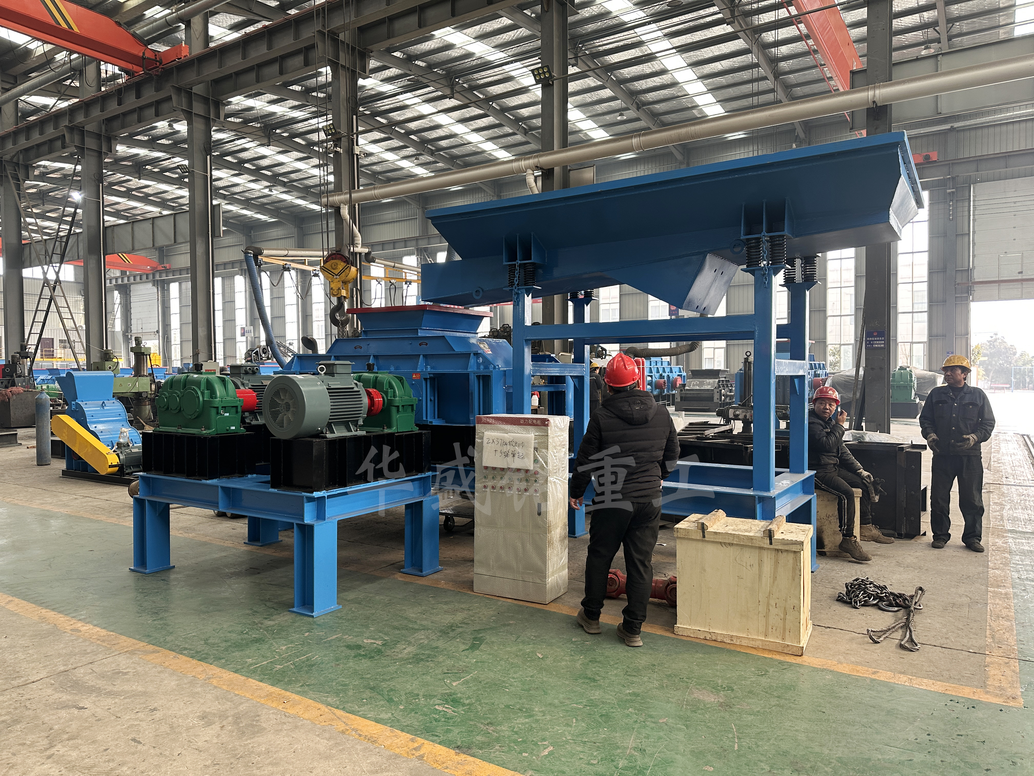 石英石破碎設(shè)備眾多，為何狼牙齒輥破碎機(jī)脫穎而出？